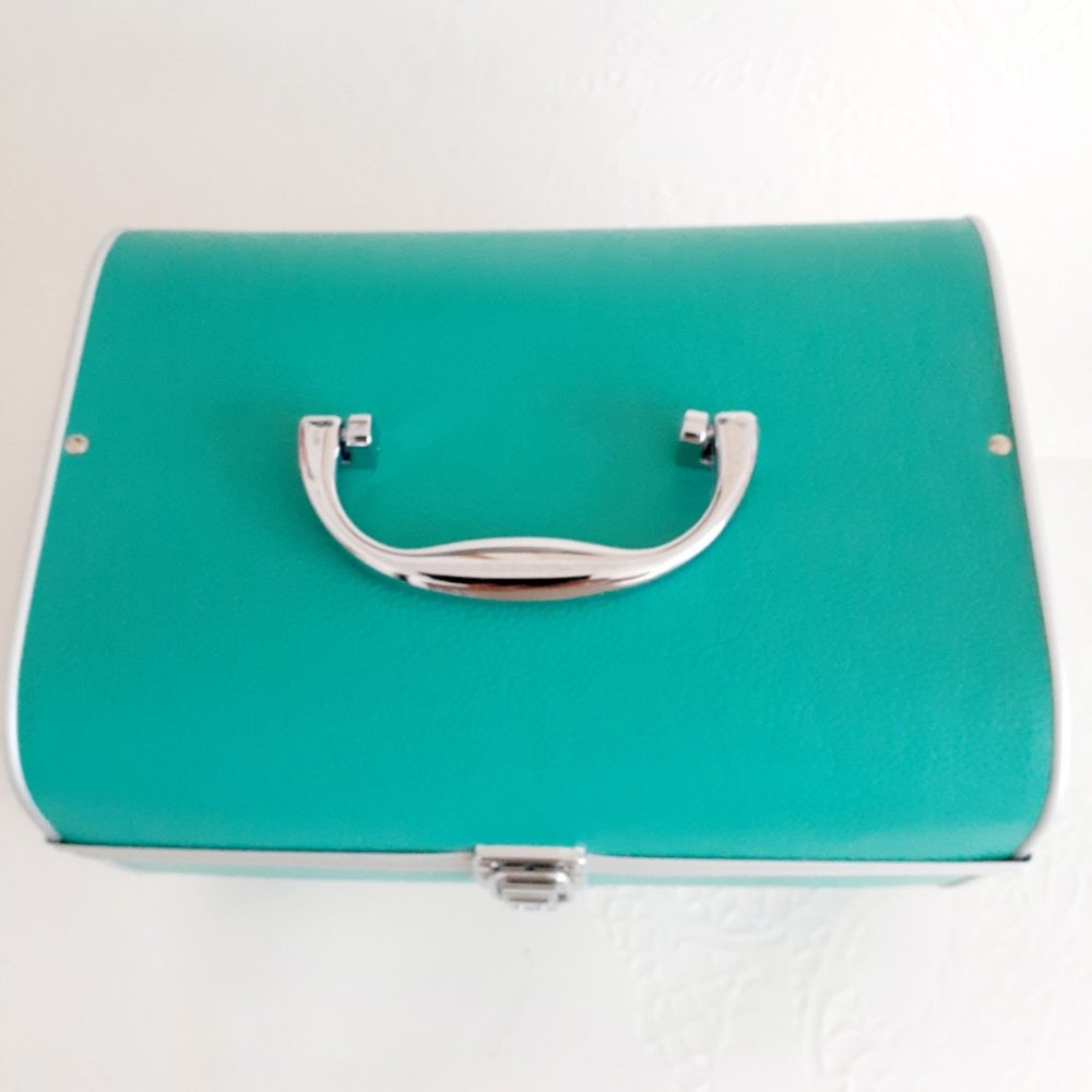 Nice Aqua Makeup Travel Case View 3